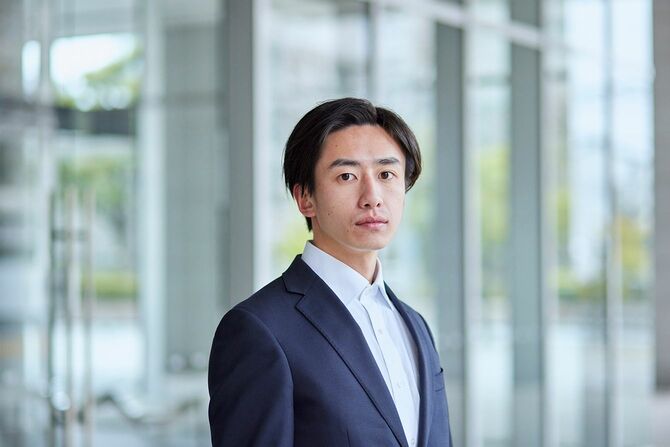 スーツを着た若いビジネスマン