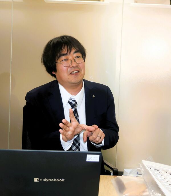 「アデランスの挑戦は、人工毛髪の原料にナイロンを選択したことです」と、佐藤さん