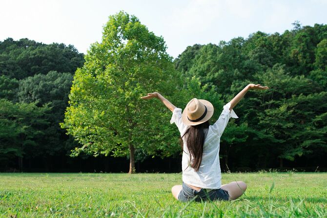 女性の芝生でリラックス