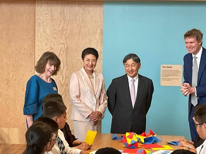 ロンドンの「ヤングV&A（旧V&A子ども博物館）」を訪ね、日英の児童と交流する天皇皇后両陛下（2024年6月27日）