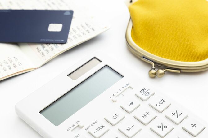 電卓とがま口財布と通帳とクレジットカード