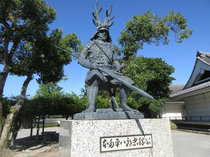 愛知県岡崎市、岡崎公園の本多忠勝銅像