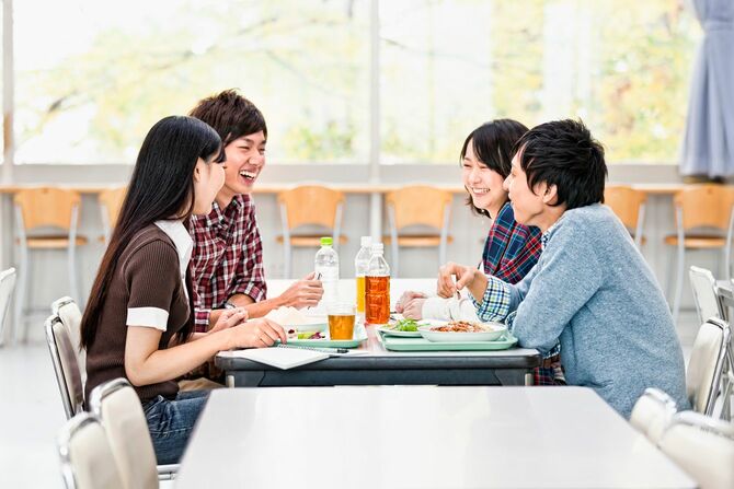 学食で食事する大学生のグループ