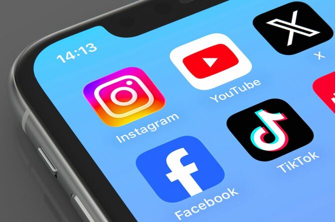 各種SNSのアイコンが並ぶスマートフォンの画面