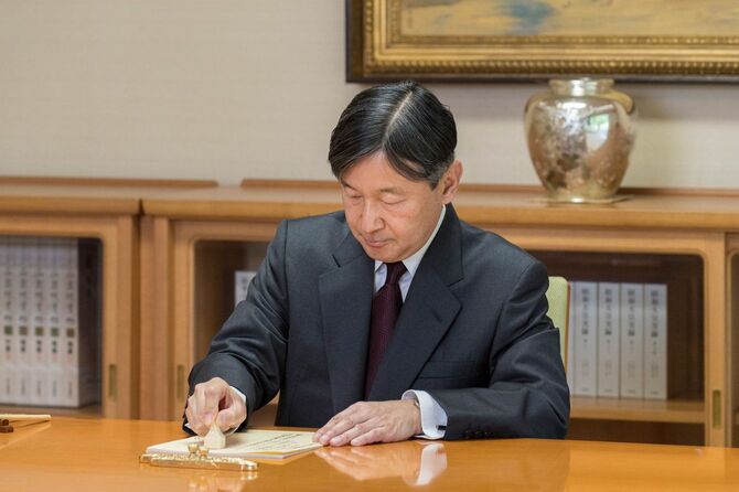 執務にあたる天皇陛下（皇居宮殿・表御座所／2019年5月）