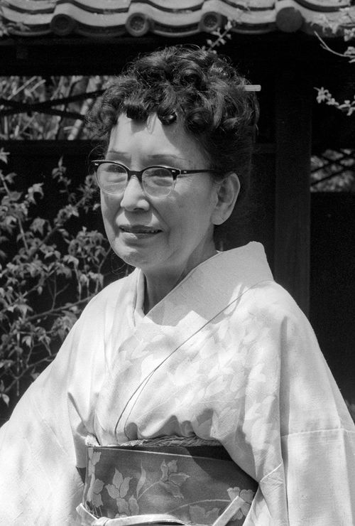 宇野千代（1972年4月16日、神奈川県鎌倉市の東慶寺、田村俊子賞授賞式）