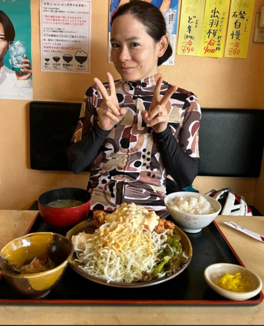 大盛りの食事を注文するユキコさん