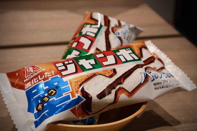 コーティングチョコは17代目、センターチョコは11代目、モナカは7代目の最新「チョコモナカジャンボ」