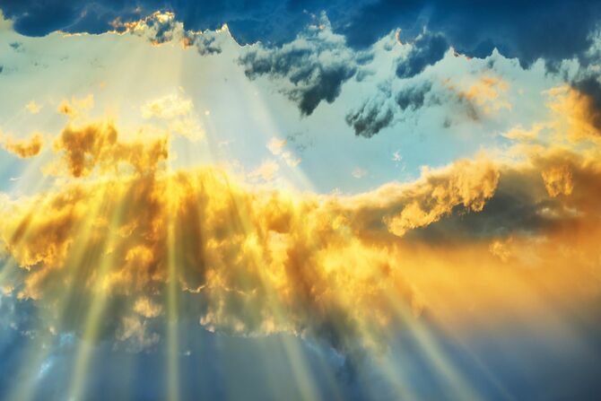 雲を鮮やかにカラフルに照らす夕日