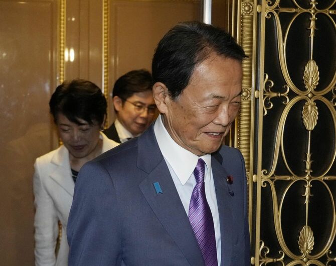 自民党役員会に向かう麻生太郎副総裁＝2026年6月29日、国会