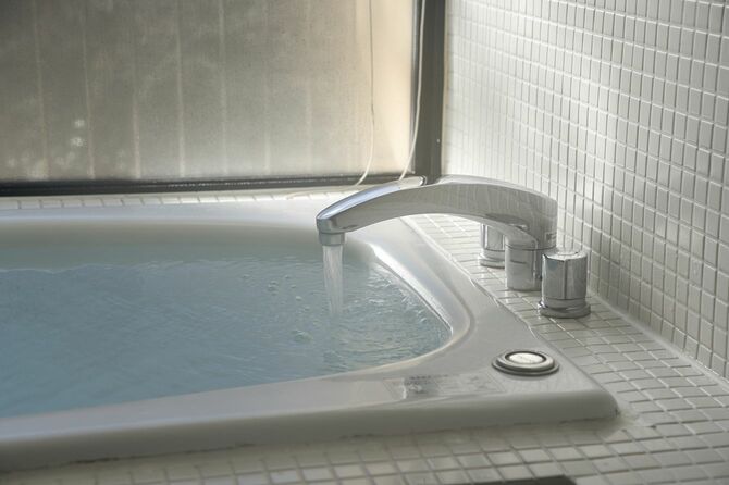 お湯を張った湯舟