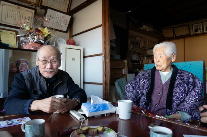 長男の箱石英政さん（左）