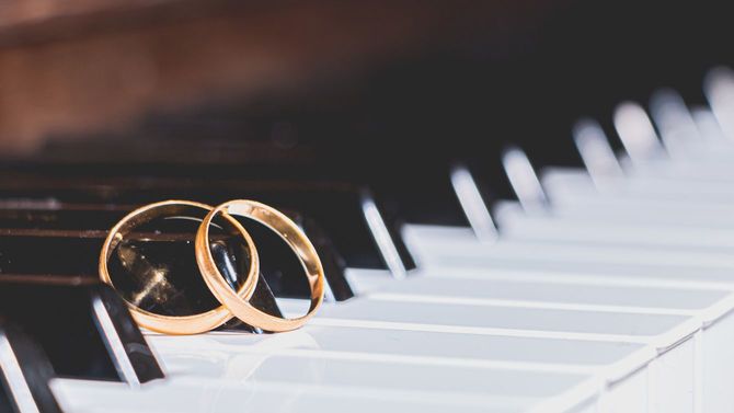 ピアノの鍵盤の上に一対の結婚指輪