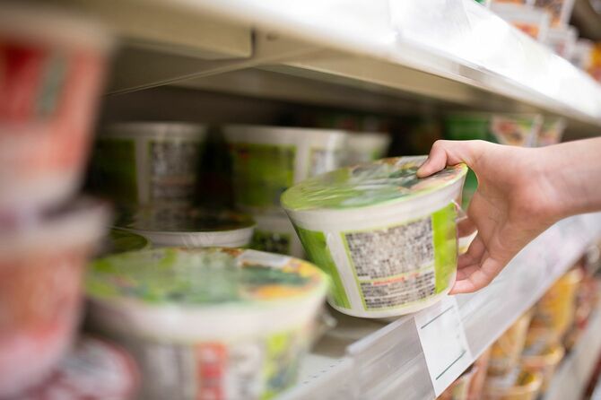 カップラーメンを棚から取る手