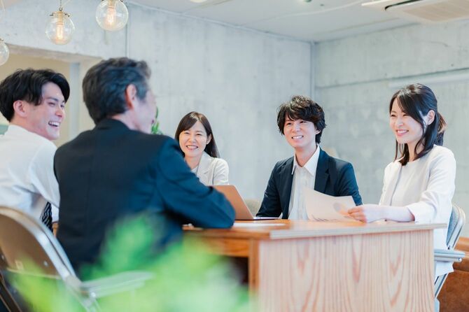 笑顔があふれる会議室