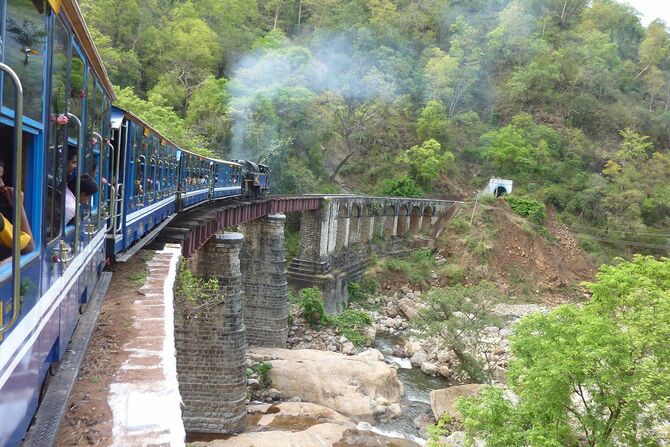 今も地元の暮らしに必要とされているインドの山岳鉄道