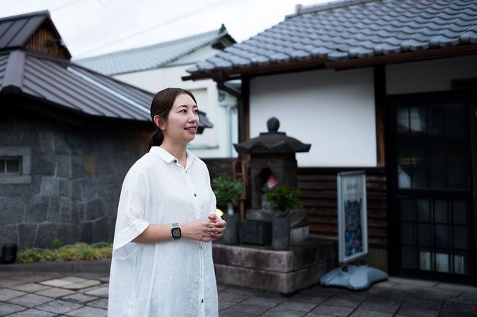 佳乃子さん。鉄輪温泉街の中心地、「鉄輪むし湯」前で