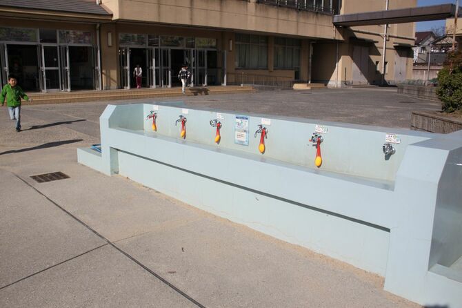 小学校の水道に並ぶレモン石鹸