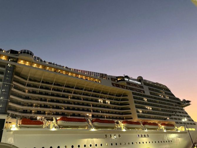 停泊するMSC、夜景を背景に