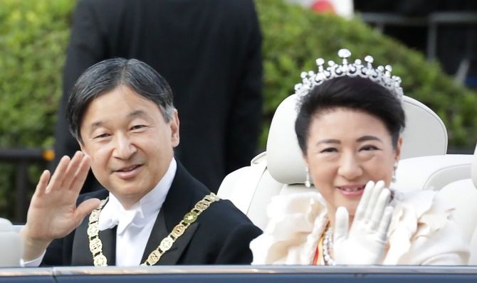 2019年11月10日、天皇陛下の即位パレード「祝賀御列の儀」の天皇皇后両陛下