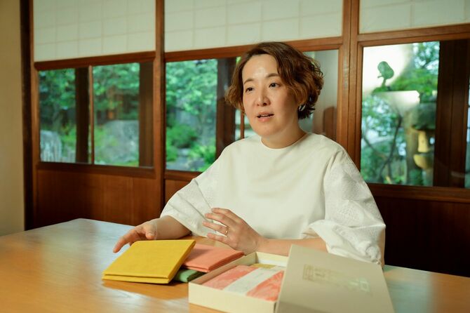 ロングセラー商品「花ふきん」は「使うほどに柔らかくなります」と千石あやさん