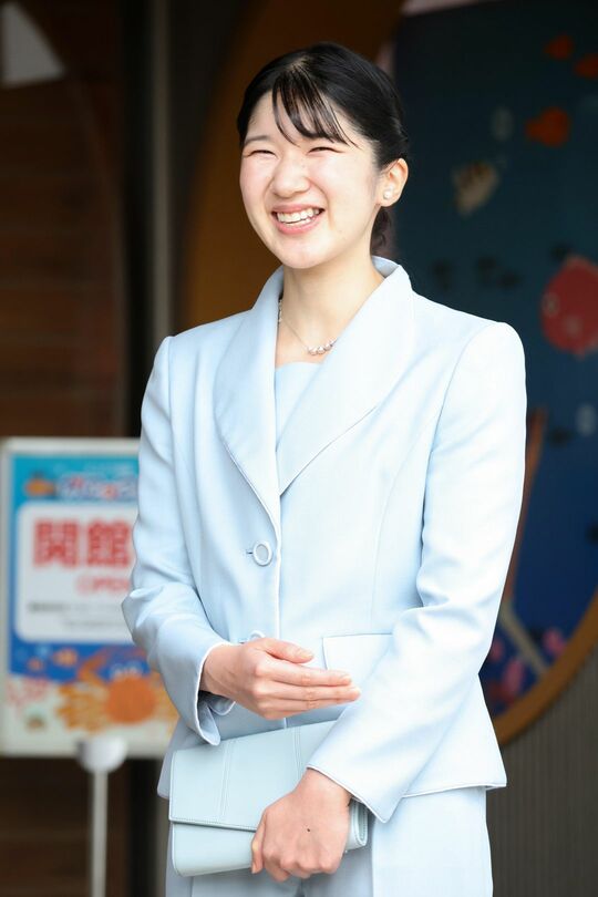 水族館「とっとり賀露かにっこ館」に到着された天皇、皇后両陛下の長女愛子さま＝2026年10月19日、鳥取市［代表撮影］