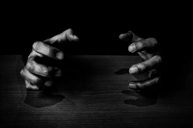 手でストレスを表現する男性のイメージ