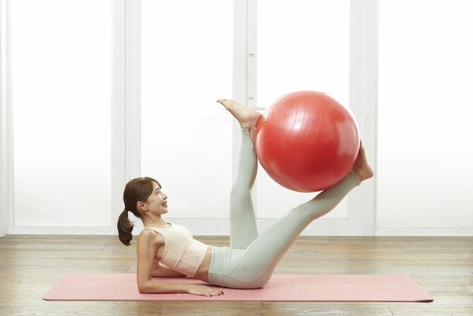 写真⑨　出典＝SAYAKA『バランスボール「美やせ」革命』（プレジデント社）