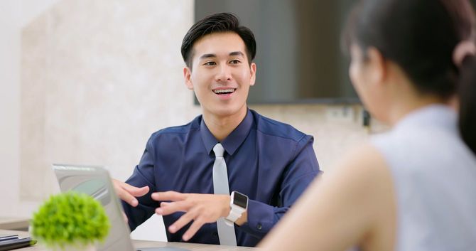 ミーティングをする2人のビジネスパーソン