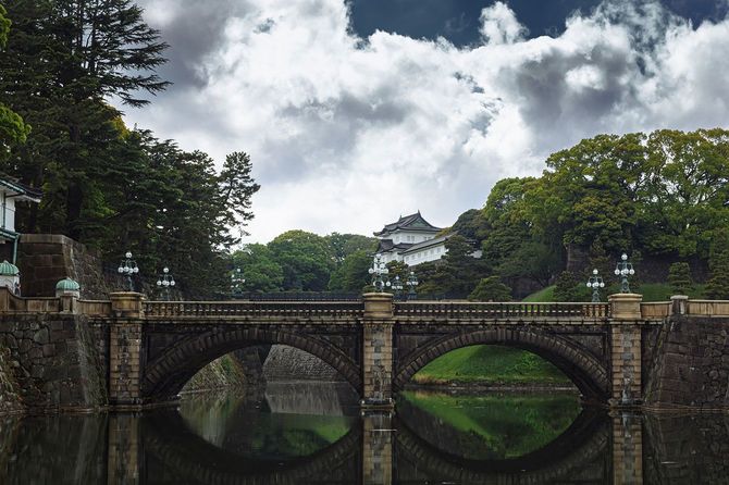 皇居の正門石橋と、奥に見える伏見櫓の風景