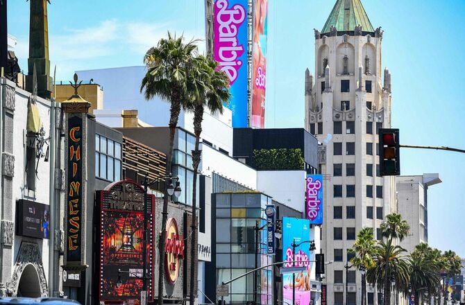 2023年7月21日の公開当日、アメリカ・ハリウッドの劇場兼映画館、チャイニーズシアターに掲げられた『オッペンハイマー』の看板と、『バービー』のポスター