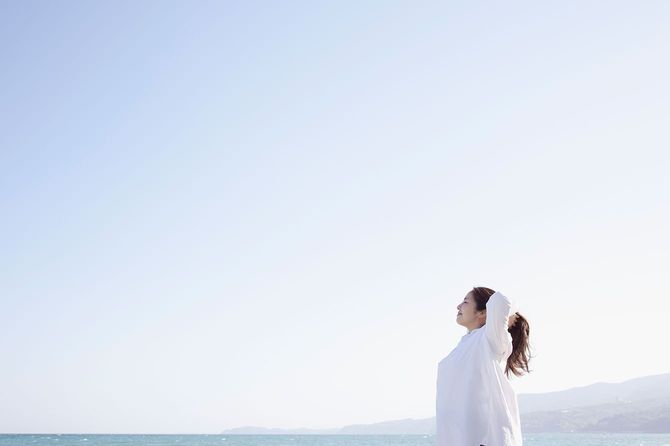 海辺でリラックスする女性