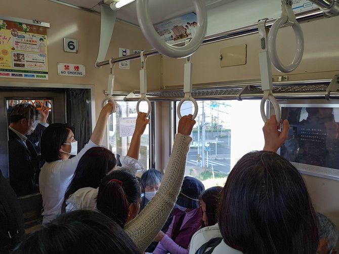 混雑した東京メトロ地下鉄で移動する人々