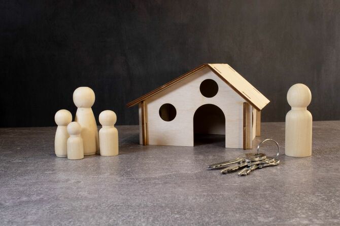 家の鍵と対立する夫婦の木製の模型