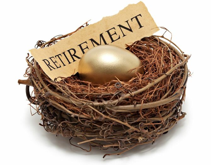 巣の中の金色の卵と「リタイアメント」と書かれた紙