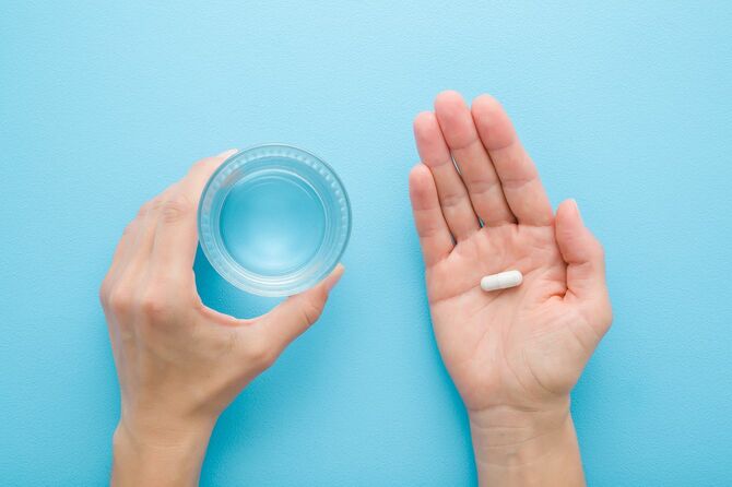 カプセル薬とコップの水