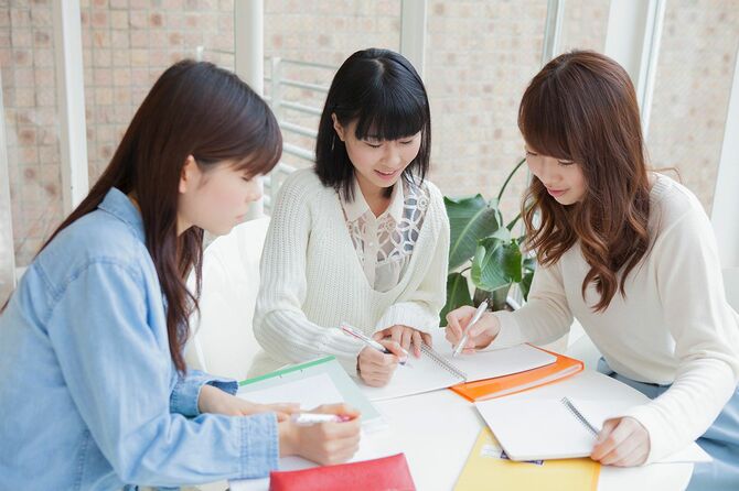 日本の若い女性3人が勉強