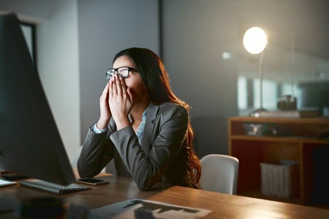 ストレスを感じている若いビジネスウーマン