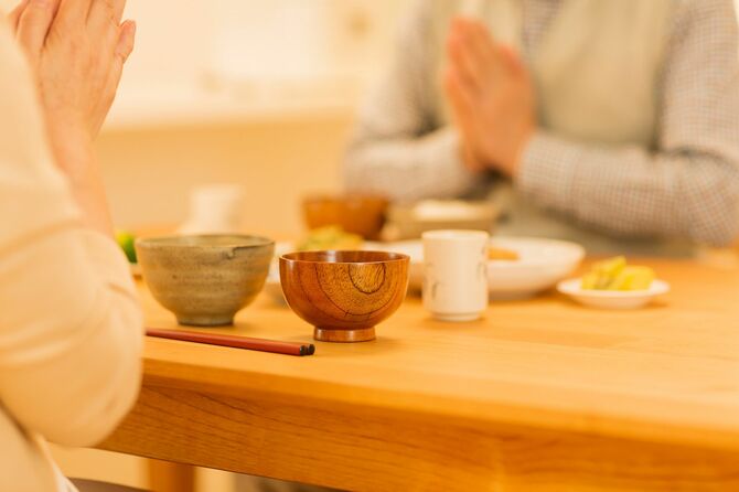 夕食を食べる夫婦