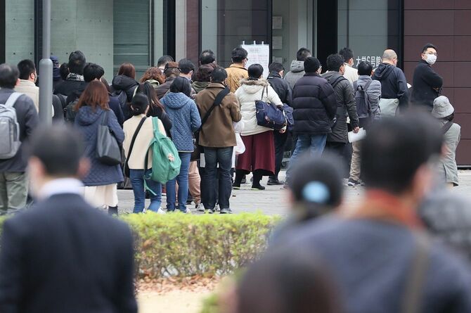 就職氷河期世代を対象にした国家公務員の中途採用試験会場で、受付開始を待つ受験生ら＝2020年11月29日、東京都武蔵野市