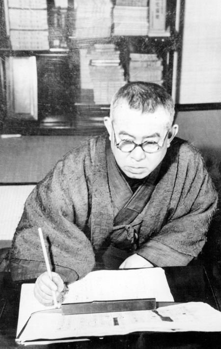 「細雪」を執筆中の谷崎潤一郎＝1948年、京都の自宅で