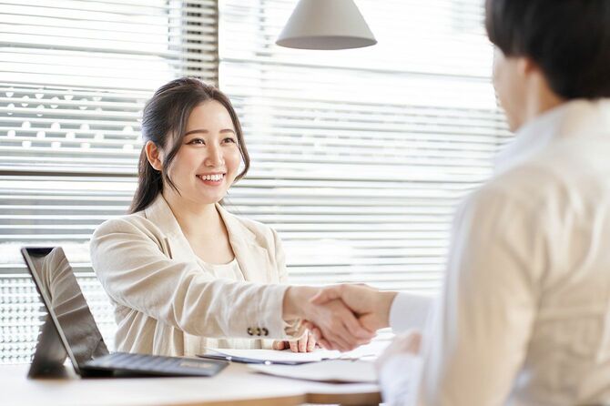 握手をするビジネスパーソン