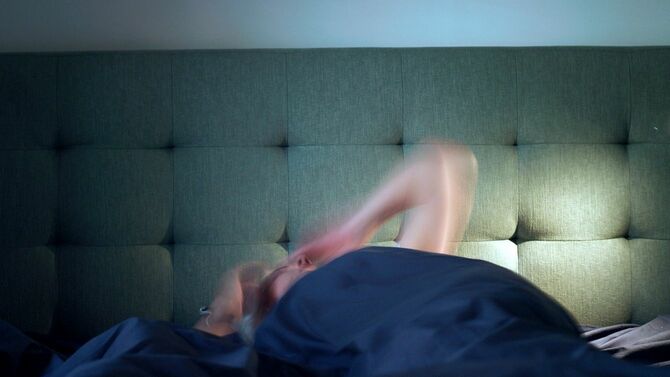 夜、考え事をして眠れない人