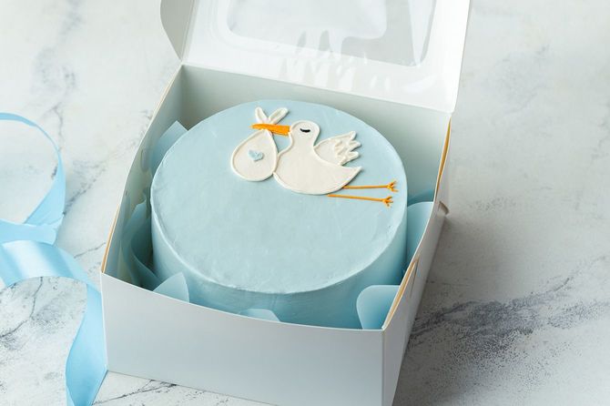 コウノトリが描かれた誕生祝いのケーキ