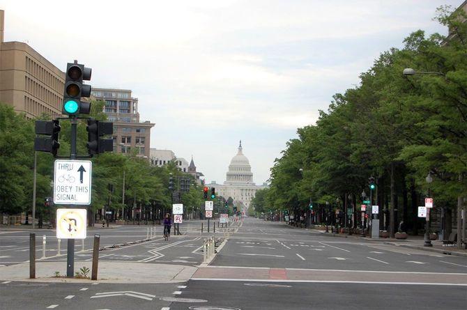 ロックダウンで車の影が消えた、ホワイトハウスから国会議事堂に続く通り