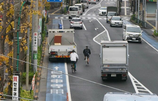 自転車専用レーンが整備されていても、駐車している車のせいで車道にはみ出すしかなく、危険な状態に