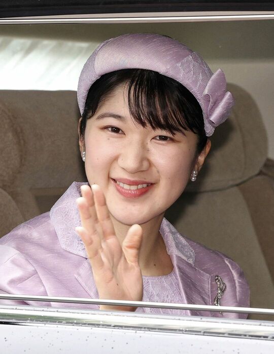 60歳の誕生日を迎えられた紀子さまへのお祝いのあいさつのため、赤坂御用地に入られる愛子さま＝2026年9月11日、東京・元赤坂（代表撮影）