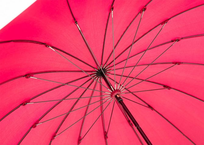 前原光榮商店といえば、この16本骨の傘。十分なサイズ感と丈夫なつくりが人気。カーボン製のものを選べば、タフさと軽さを両立してくれる。