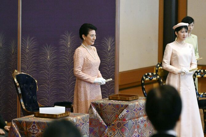 「歌会始の儀」に出席された皇后さま、愛子さま＝2026年1月14日午前11時24分、宮殿・松の間（共同通信代表撮影）