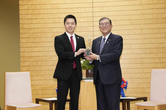 首相官邸で面会する大阪府の吉村洋文知事と石破首相